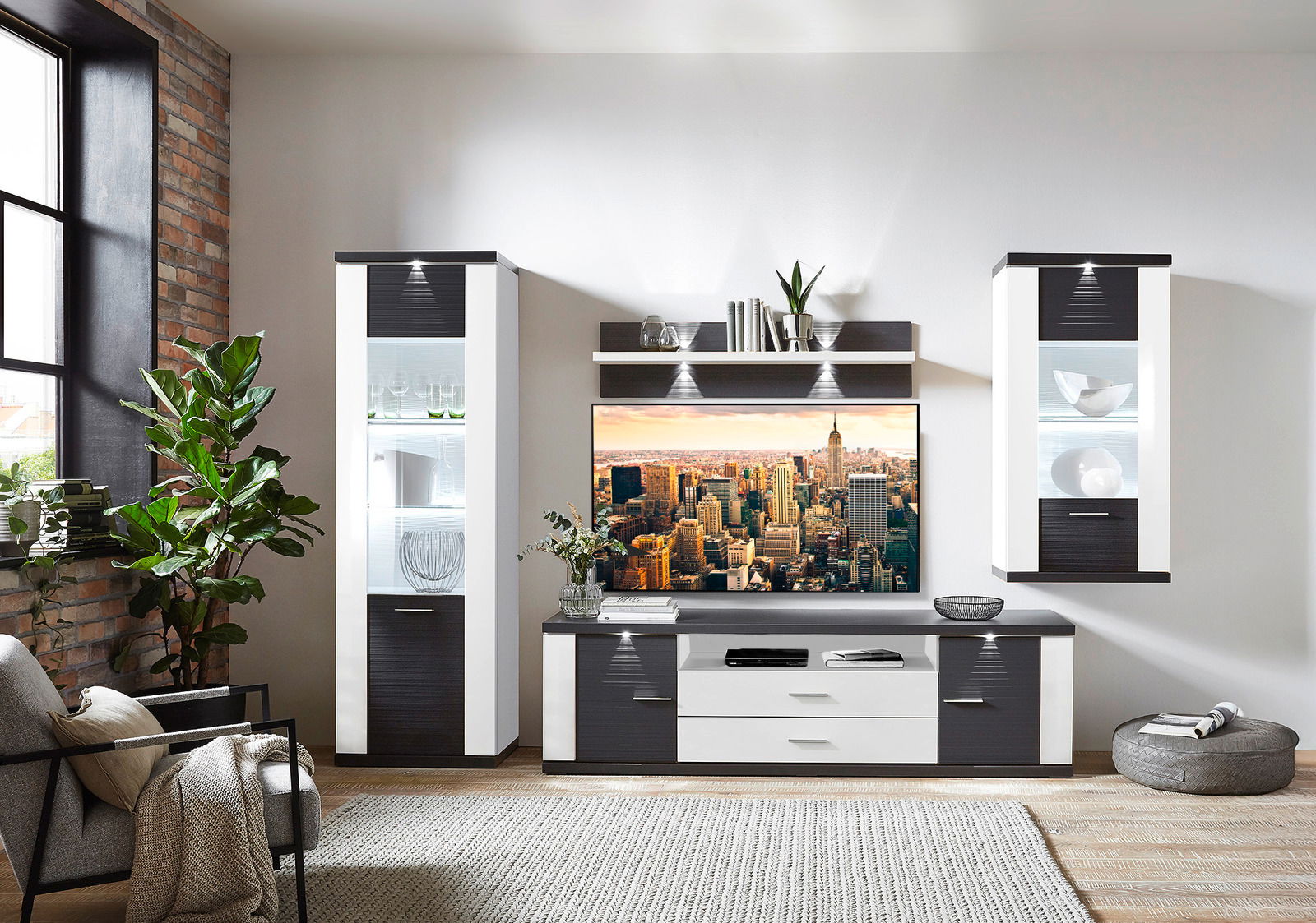 Moderne Wandkombination in einem Wohnzimmer mit zwei hohen Vitrinen, einem TV-Schrank und einem Regal, frontal betrachtet.