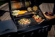 Allflame Hero 4-gasbarbecue met geopende deksel, gefotografeerd van bovenaf, met gegrilde groenten en zeevruchten op het rooster.