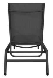 Rückansicht einer modernen Sonnenliege mit schwarzem Metallrahmen und Netzbespannung.