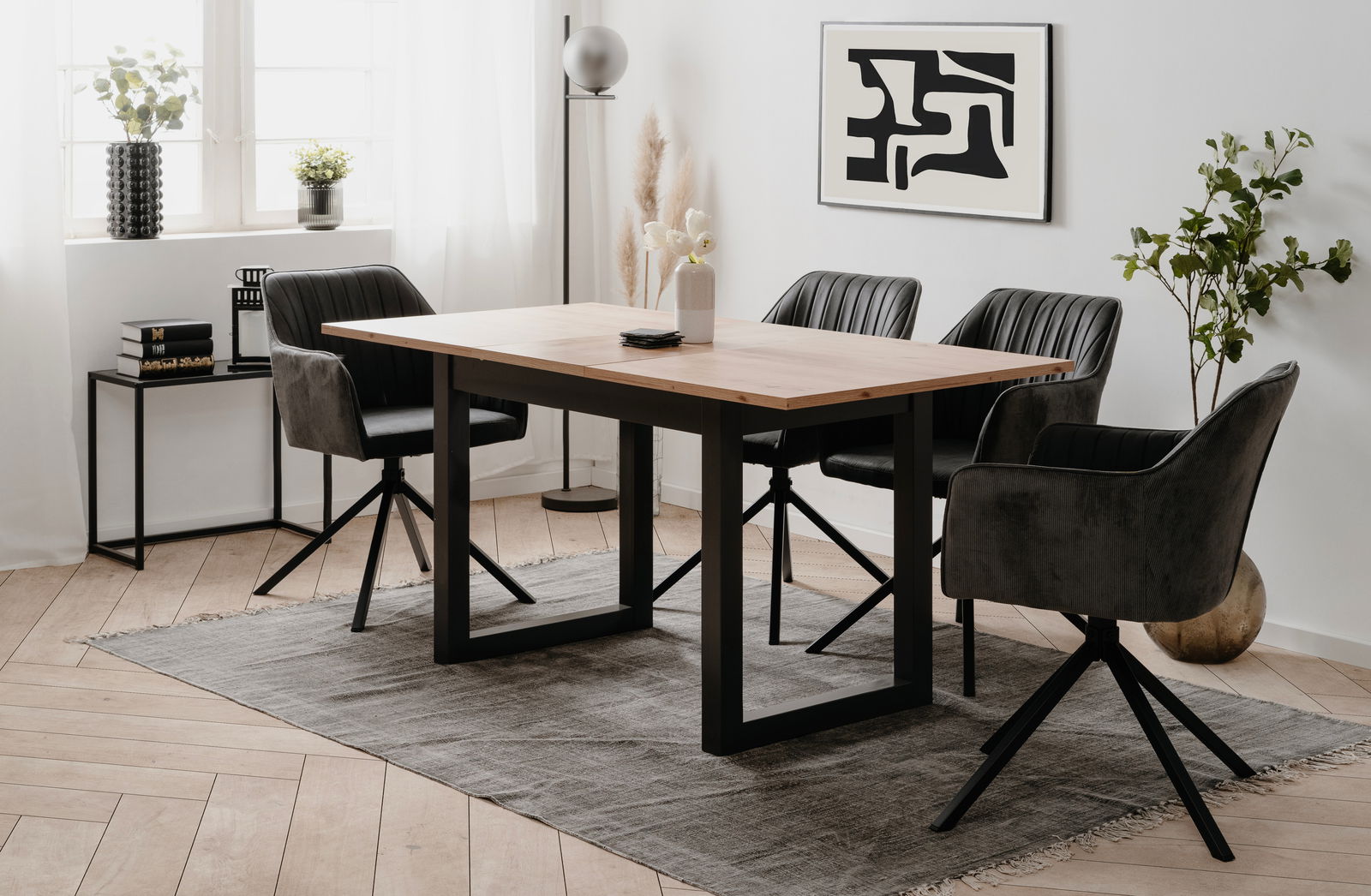 Moderner Esstisch mit Holzplatte und schwarzen Metallbeinen, umgeben von vier gepolsterten Stühlen in einem stilvoll eingerichteten Raum. Perspektive von der Seite.