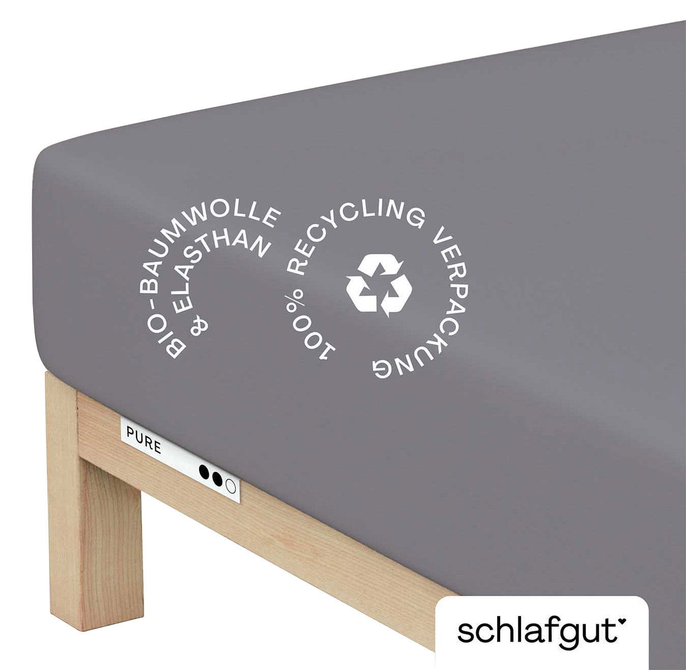 schlafgut Spannbettlaken XL 128 Pure Graues Spannbettlaken aus Bio-Baumwolle und Elasthan auf einem Bett, mit Recycling-Symbol, seitliche Perspektive