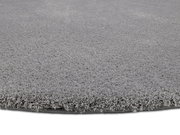 Grauer, runder Teppich mit weicher, flauschiger Oberfläche, Nahaufnahme der Kante.