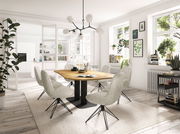 Moderner Essbereich mit einem großen Holztisch und sechs gepolsterten Stühlen in einem hellen Raum mit großen Fenstern, Blick von der Seite.