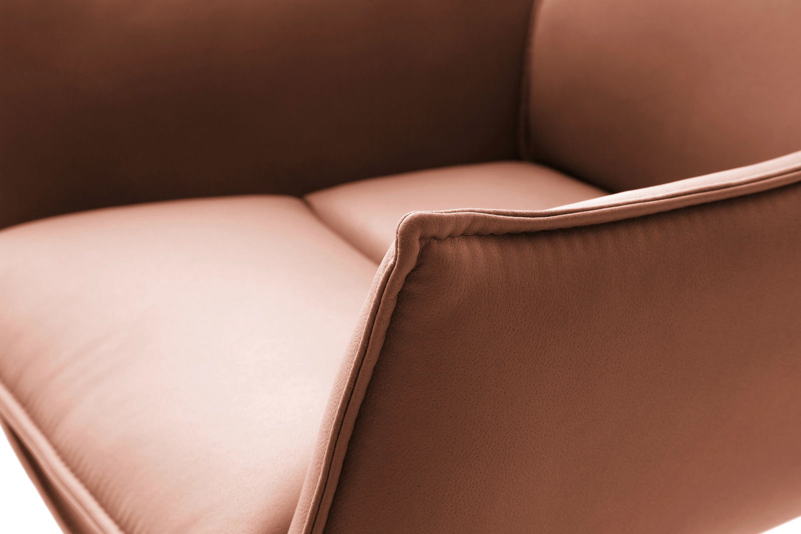 Nahaufnahme eines Sessels in braunem Stoff, seitliche Perspektive