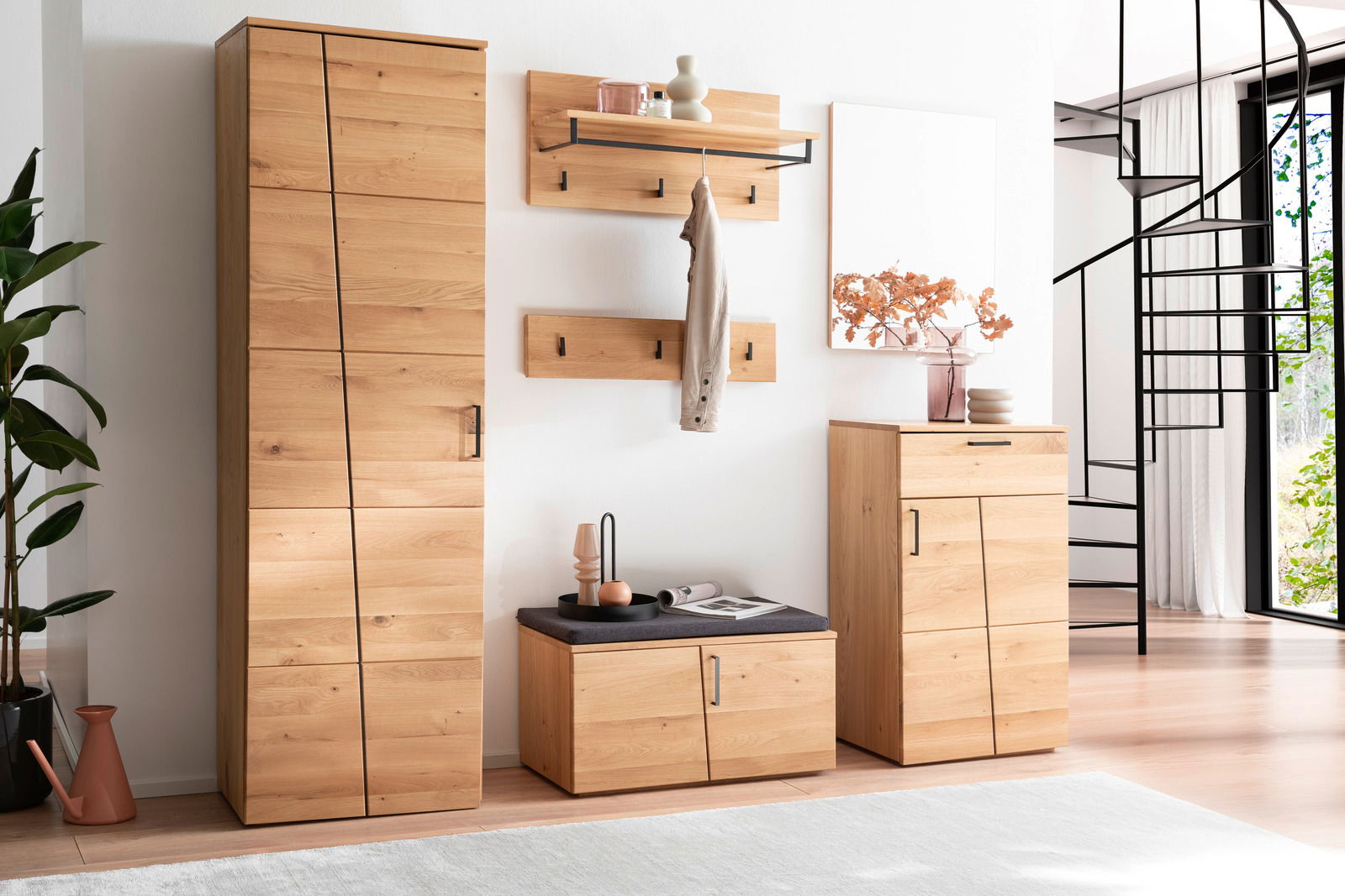 Moderne Garderobeneinrichtung aus Holz mit Schrank, Bank, Hakenleiste und Spiegel, seitliche Perspektive