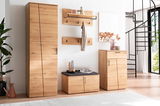 Moderne Garderobeneinrichtung aus Holz mit Schrank, Bank, Hakenleiste und Spiegel, seitliche Perspektive