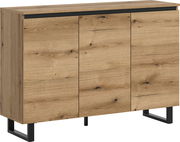 Modernes Sideboard aus Holz mit drei Türen, in Frontalansicht, auf schwarzen Metallbeinen.