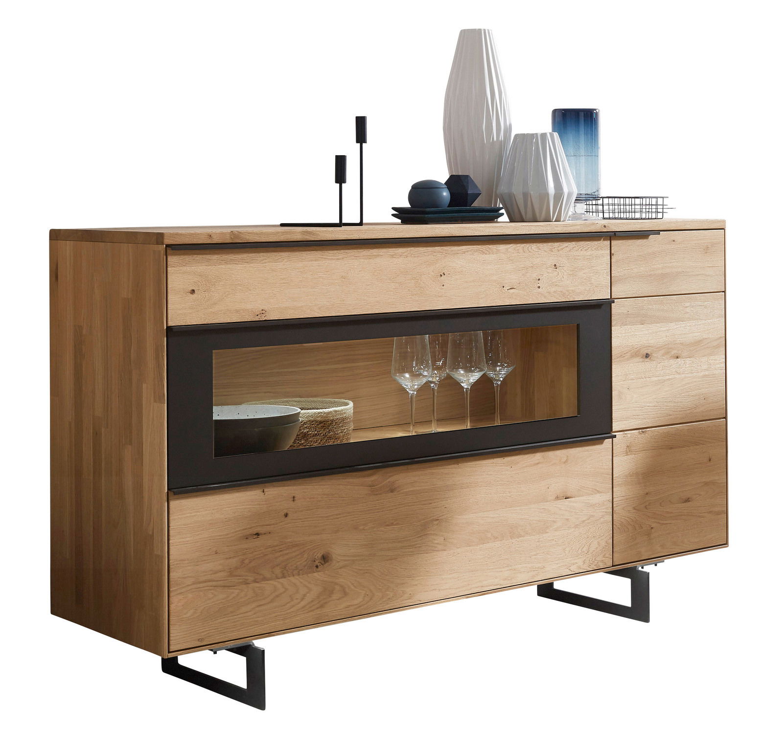 Modernes Sideboard aus Holz mit Glasvitrine und Dekorationen, seitliche Perspektive