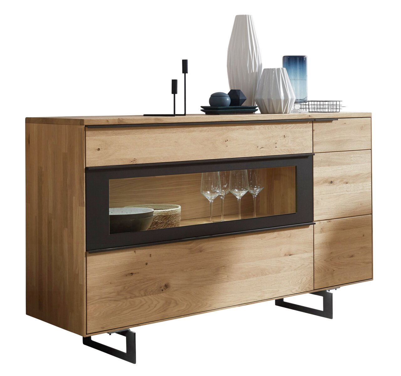 Wöstmann Markenmöbel Dressoir WM 1910 Modernes Sideboard aus Holz mit Glasvitrine und Dekorationen, seitliche Perspektive