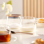 Glas-Milchkännchen TE PER TE 350ml auf einem Tisch, gefüllt mit Milch, in einer gemütlichen Frühstücksszene von vorne betrachtet.