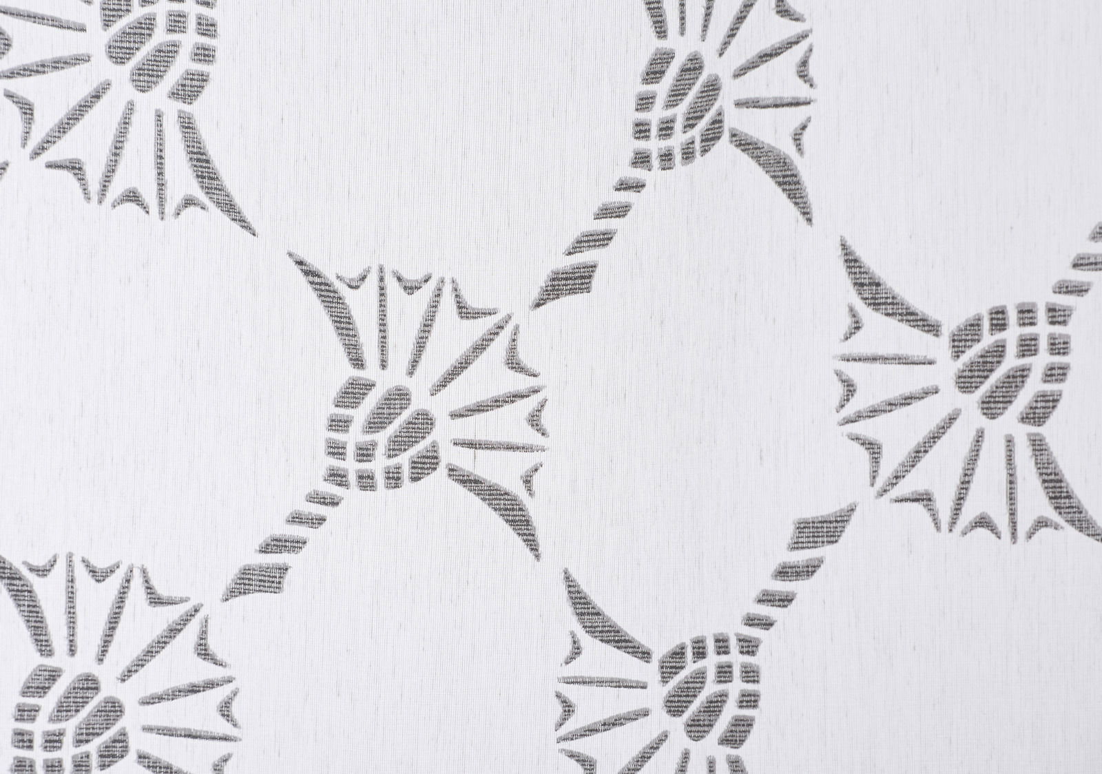 JOOP! Ösenvorhang J!AIRY Nahaufnahme eines grauen Ösenvorhangs mit geometrischem Muster auf weißem Hintergrund.