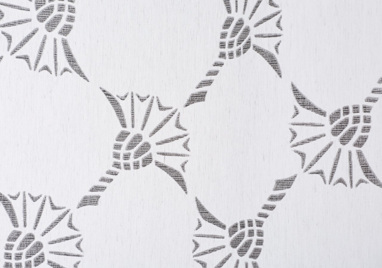 JOOP! Ösenvorhang J!AIRY Nahaufnahme eines grauen Ösenvorhangs mit geometrischem Muster auf weißem Hintergrund.