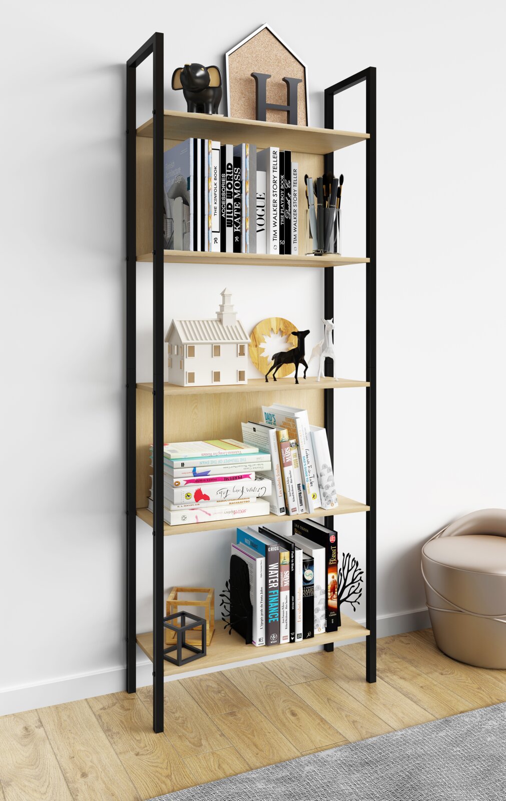 Modernes Standregal mit schwarzem Metallrahmen und hellen Holzablagen, bestückt mit Büchern und Deko, in frontaler Perspektive leicht von links vor weißer Wand.
