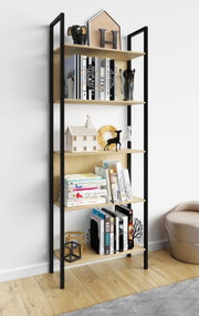 Modernes Standregal mit schwarzem Metallrahmen und hellen Holzablagen, bestückt mit Büchern und Deko, in frontaler Perspektive leicht von links vor weißer Wand.