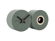 Moderne Kuckucksuhr in mattem Dschungelgrün, seitliche Perspektive mit sichtbarem Zifferblatt und Kuckuck.