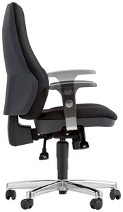 Seitliche Ansicht eines modernen Drehsessels mit verstellbaren Armlehnen und stabiler Basis auf Rollen.