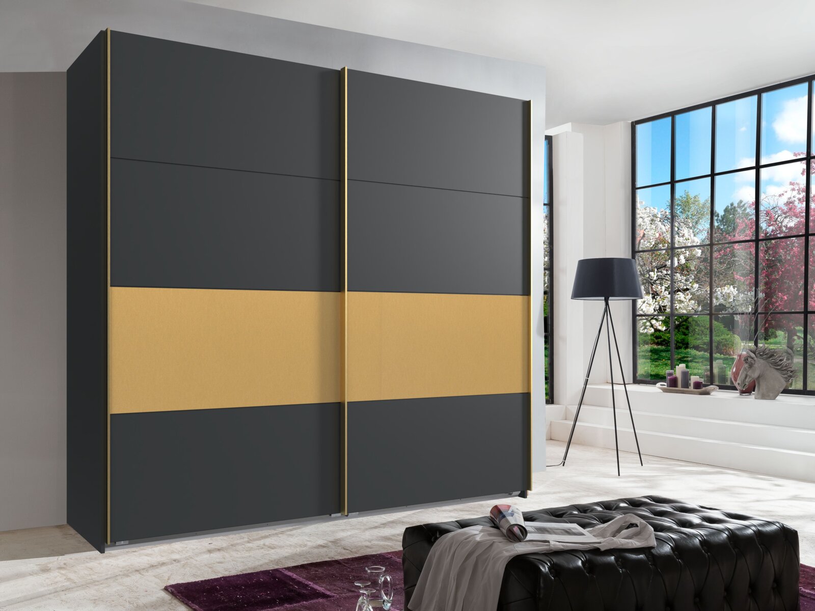 Z2 Hangende kast met 2 deuren DUBAI Moderner Schwebetürenschrank mit zwei Türen in Schwarz und Gold, seitliche Perspektive, in einem hellen Raum mit großen Fenstern.