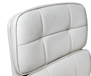 Nahaufnahme der Rückenlehne eines weißen Drehstuhls aus Leder, seitliche Perspektive