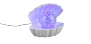 Weiße Muschel-Dekoleuchte mit violett leuchtender Glitzerkugel in der Mitte und Stromkabel, frontal in leichter Seitenansicht vor weißem Hintergrund