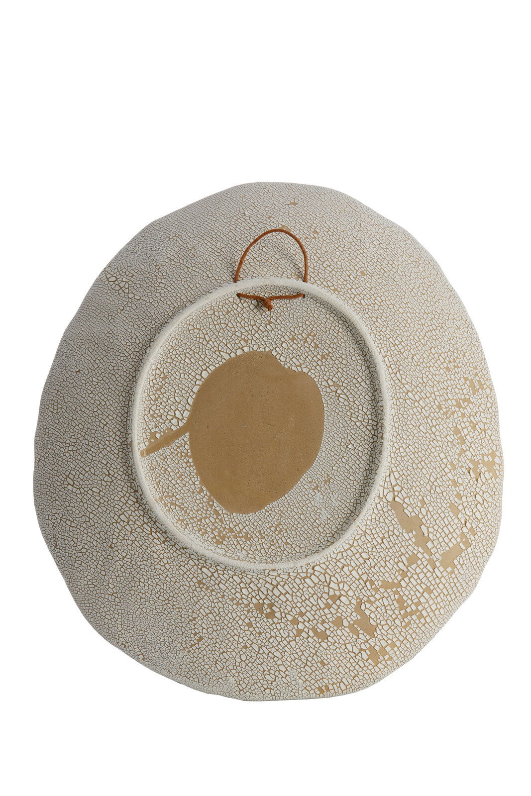 Rückansicht eines runden, strukturierten Ornaments mit Aufhängevorrichtung.