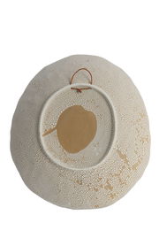 Rückansicht eines runden, strukturierten Ornaments mit Aufhängevorrichtung.