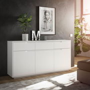Weißes Sideboard in modernem Wohnzimmer, seitliche Perspektive, mit Dekoration und Pflanzen.