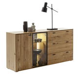 Holz-Sideboard mit drei Schubladen und einer Glastür, dekoriert mit Vasen und einer Lampe, seitliche Perspektive