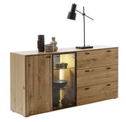 Holz-Sideboard mit drei Schubladen und einer Glastür, dekoriert mit Vasen und einer Lampe, seitliche Perspektive