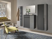 Moderne Garderobeneinrichtung mit Hängeschuhschrank, Garderobenpaneel und Spiegel in einer stilvollen, grauen Farbgebung. Perspektive von vorne.