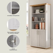 Weißer Holz-Hochschrank mit offenen Regalböden und zwei Türen, mit verstellbaren Einlegeböden, Rahmenoptik und stabilen Metallscharnieren, in schräger Frontansicht im Wohnraum.