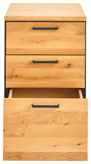 Frontansicht eines Anstellcontainers mit drei Schubladen aus Holz, die mittlere Schublade ist leicht geöffnet.