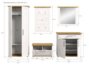 Garderobenkombination in Weiß mit Holzdetails, bestehend aus einem hohen Schrank, einer Wandgarderobe mit Haken, einem Spiegel, einer Schuhbank und einem Kommodenschrank. Frontalansicht.
