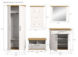 Garderobenkombination in Weiß mit Holzdetails, bestehend aus einem hohen Schrank, einer Wandgarderobe mit Haken, einem Spiegel, einer Schuhbank und einem Kommodenschrank. Frontalansicht.