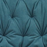 Nahaufnahme eines gepolsterten, gesteppten Stuhlbezugs in blauem Stoff mit feiner Rillenstruktur, von oben betrachtet.