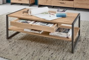 Moderne houten salontafel met metalen frame, gefotografeerd vanuit een schuine hoek van bovenaf, met opbergvakken en decoraties zoals boeken en pennen.