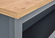 Detailansicht einer Kücheninsel mit einer Holzarbeitsplatte und grauem Korpus.
