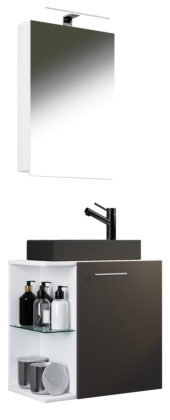 Modernes Badmöbel-Set mit Spiegel und LED-Aufsatzleuchte, schwarzem Aufsatzwaschbecken und schwarzer Armatur auf weißem Unterschrank mit offenem Regal und dunkler Tür; Ansicht schräg von vorne (Front-/Seitenperspektive) auf weißem Hintergrund.