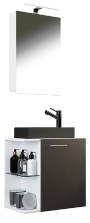 Modernes Badmöbel-Set mit Spiegel und LED-Aufsatzleuchte, schwarzem Aufsatzwaschbecken und schwarzer Armatur auf weißem Unterschrank mit offenem Regal und dunkler Tür; Ansicht schräg von vorne (Front-/Seitenperspektive) auf weißem Hintergrund.