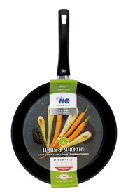 Bratpfanne Lukullus 28cm von oben mit schwarzem Griff und Verpackung, die bunte Karotten zeigt.