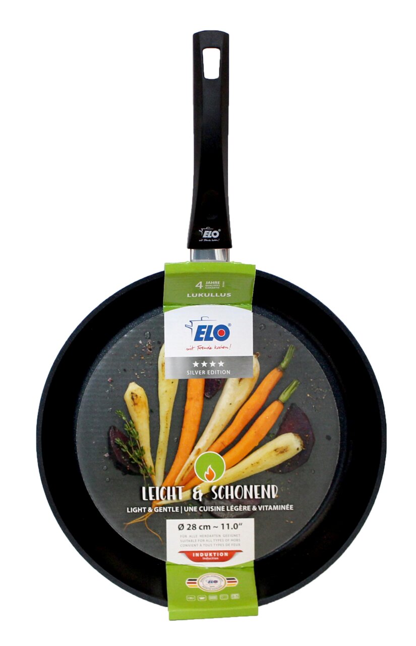 Bratpfanne Lukullus 28cm von oben mit schwarzem Griff und Verpackung, die bunte Karotten zeigt.