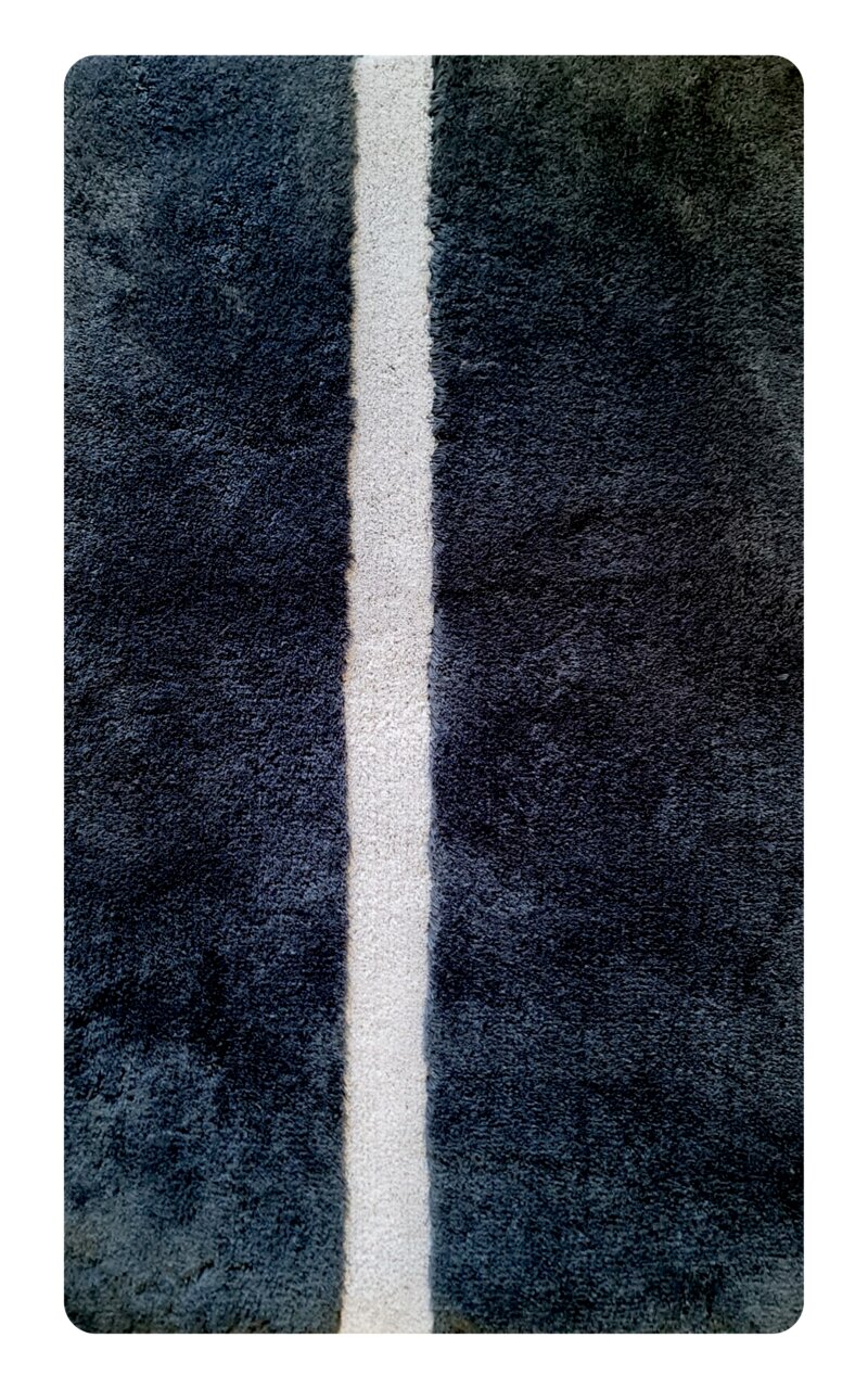 Linneweber Badteppich 60x100cm NICE Badteppich in Dunkelblau mit einem zentralen weißen Streifen, Draufsicht