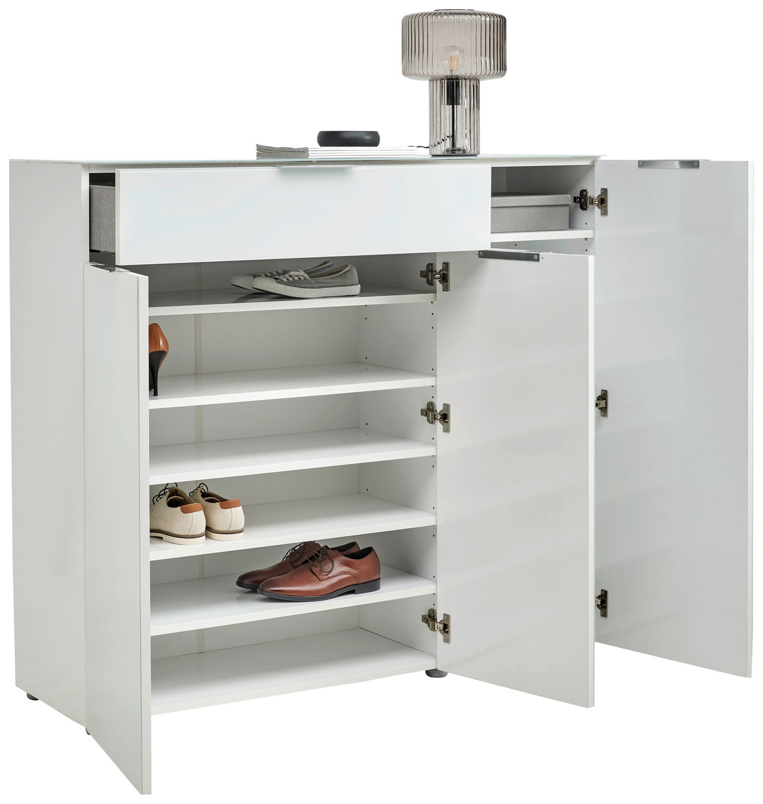 Moderner XL-Schuhschrank in Weiß mit offenen Türen, zeigt mehrere Regalböden mit Schuhen und einer Schublade oben, seitliche Perspektive.