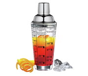 Cocktailshaker aus Edelstahl mit Messskala, gefüllt mit einem farbenfrohen Getränk, umgeben von Eiswürfeln und Orangenschalen, seitliche Perspektive.