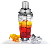 Cocktailshaker aus Edelstahl mit Messskala, gefüllt mit einem farbenfrohen Getränk, umgeben von Eiswürfeln und Orangenschalen, seitliche Perspektive.