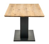 Moderner Esstisch mit quadratischer Holzplatte und stabilem Metallfuß, Frontalansicht.