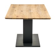 Moderner Esstisch mit quadratischer Holzplatte und stabilem Metallfuß, Frontalansicht.