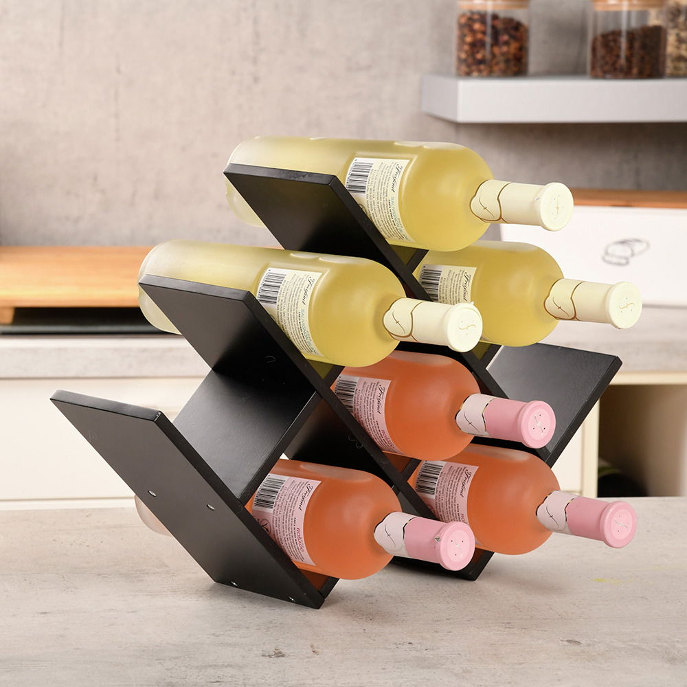 Schwarzes Weinregal aus MDF mit sechs Flaschen, seitliche Perspektive