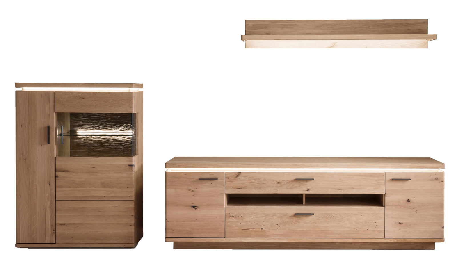 Wohnkombination aus Holz mit Vitrine, TV-Schrank und Wandregal, frontale Ansicht