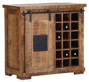 Rustikaler Barschrank aus Holz mit Schiebetür und Weinregal, seitliche Perspektive