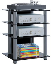 Mehrstöckiges HiFi-Rack mit schwarzem Plattenspieler oben, zwei silbernen Verstärkern in der Mitte und Zeitschriften unten, gezeigt in leicht schräger Frontansicht von rechts.